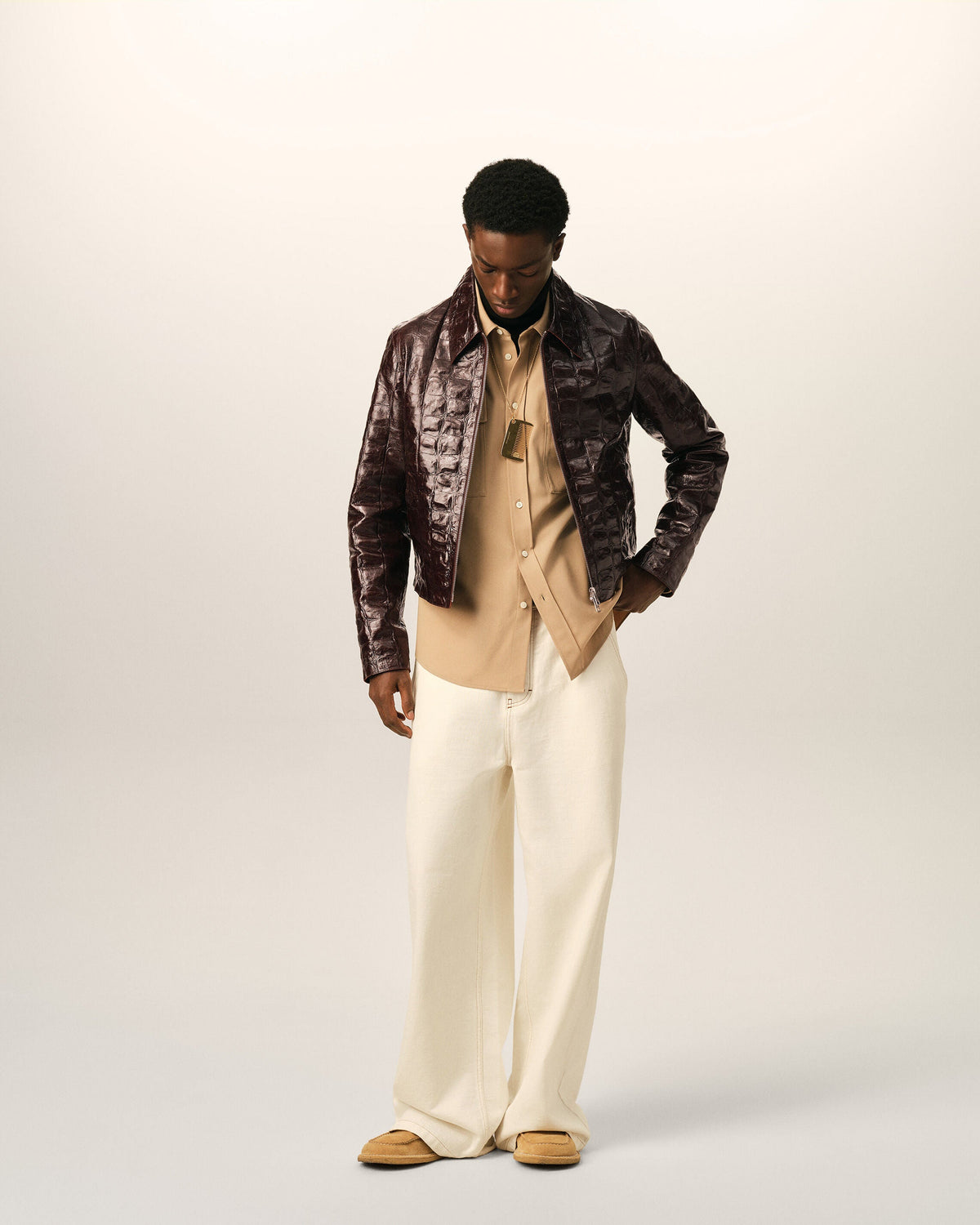 AMI PARIS BURGUNDY CROCODILE EMBOSSED COWHIDE LEATHER ZIPPED JACKET — vista 2