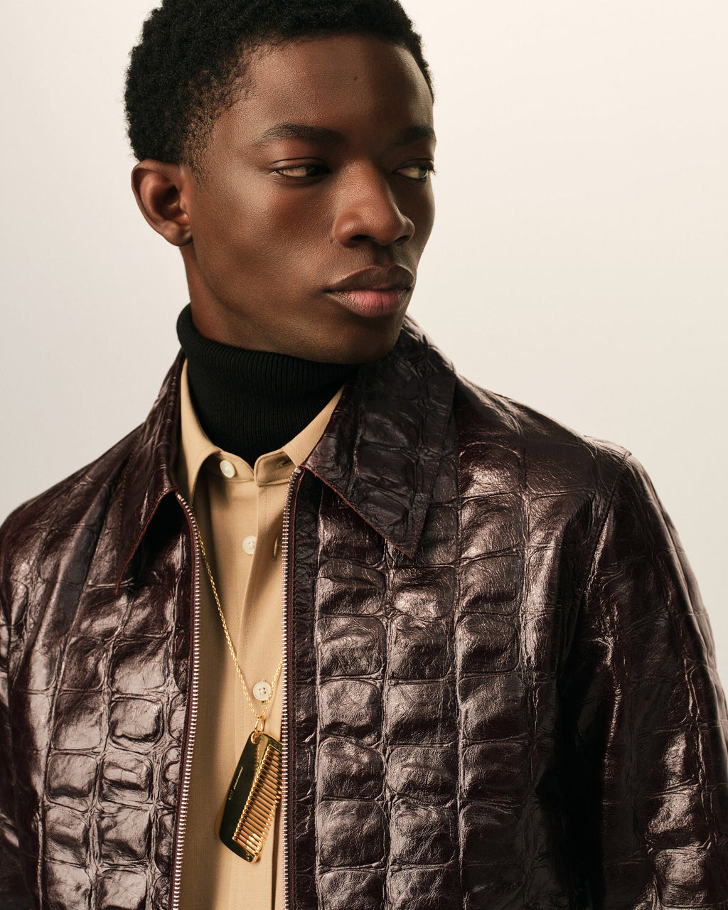 AMI PARIS BURGUNDY CROCODILE EMBOSSED COWHIDE LEATHER ZIPPED JACKET — vista 4