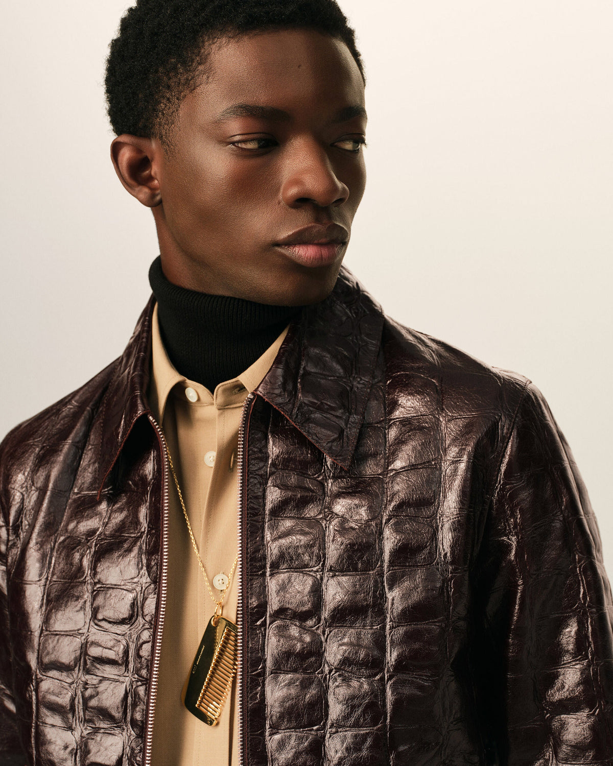 AMI PARIS BURGUNDY CROCODILE EMBOSSED COWHIDE LEATHER ZIPPED JACKET — vista 4