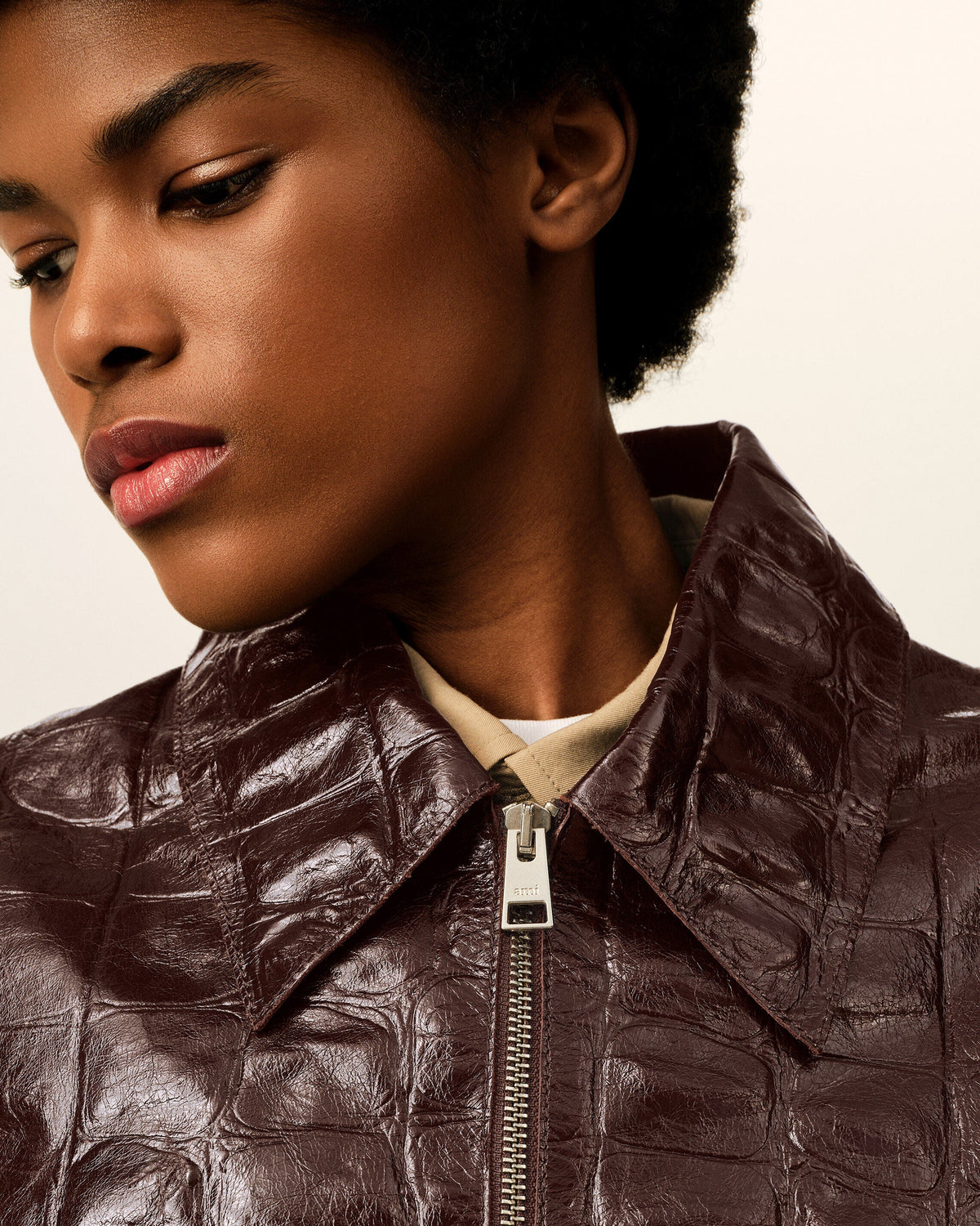 AMI PARIS BURGUNDY CROCODILE EMBOSSED COWHIDE LEATHER ZIPPED JACKET — vista 10