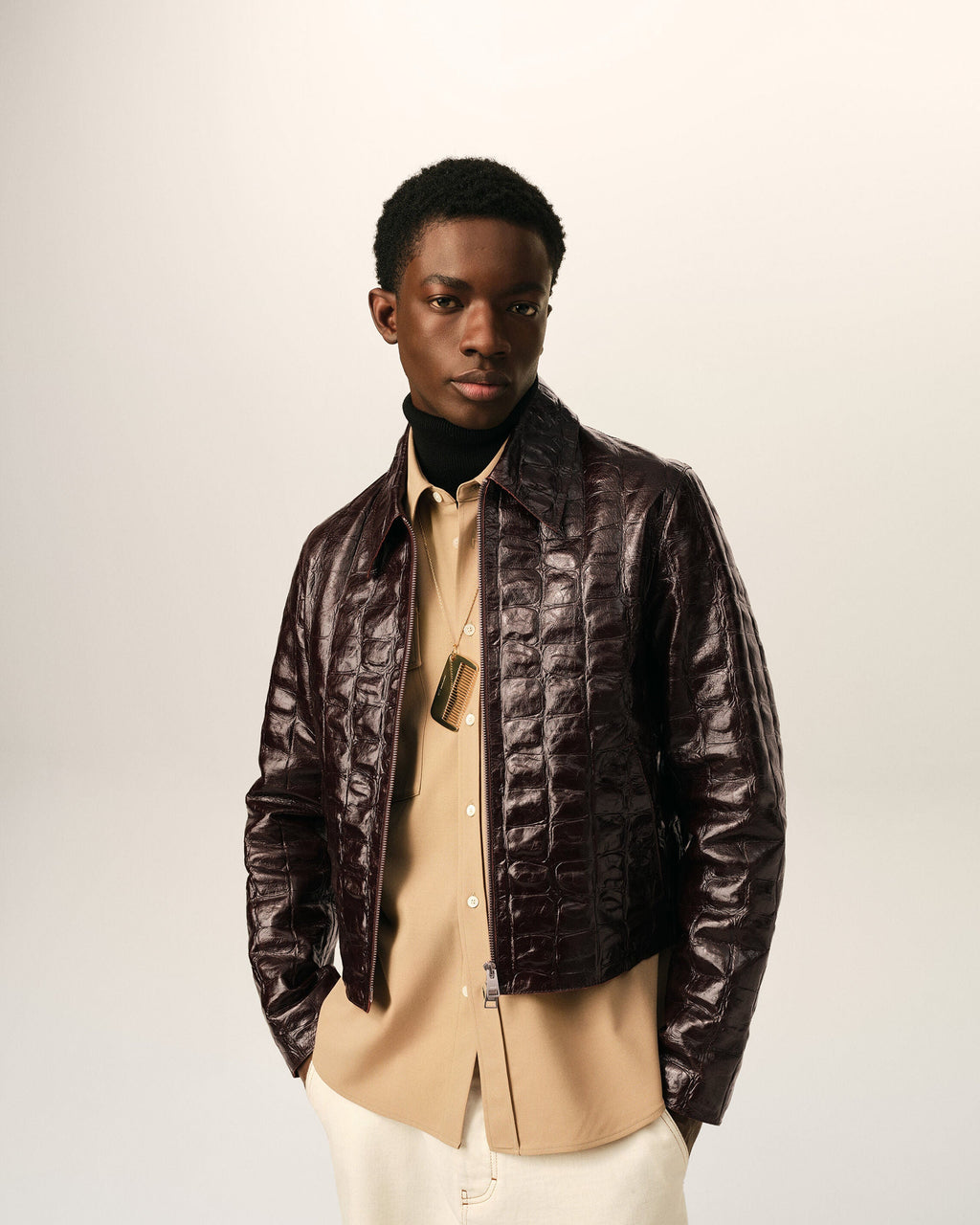 AMI PARIS BURGUNDY CROCODILE EMBOSSED COWHIDE LEATHER ZIPPED JACKET — vista 3