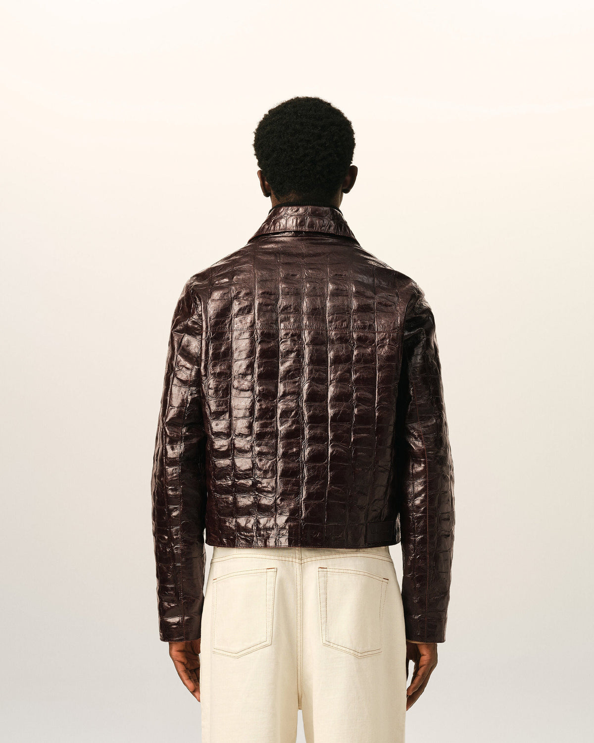 AMI PARIS BURGUNDY CROCODILE EMBOSSED COWHIDE LEATHER ZIPPED JACKET — vista 5