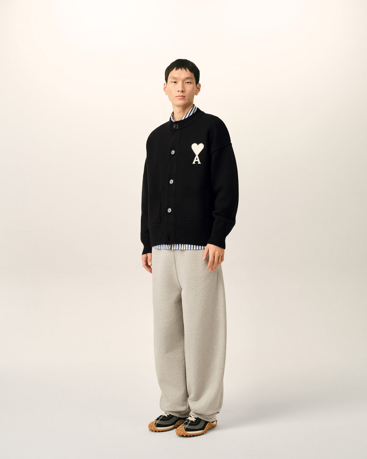 AMI PARIS BLACK CREWNECK WOOL CARDIGAN WITH AMI DE COEUR — vista 6