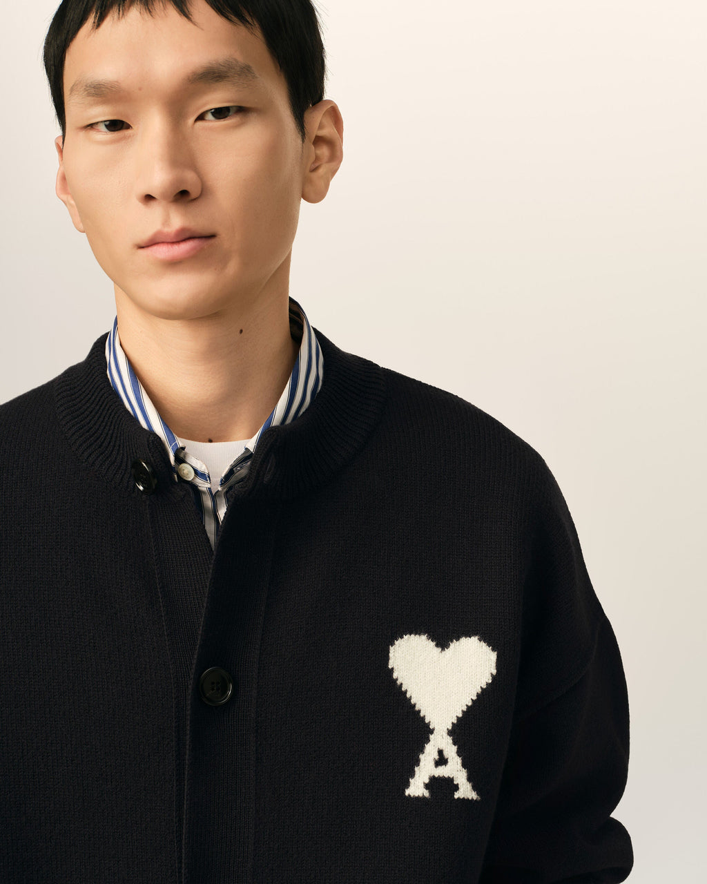 AMI PARIS BLACK CREWNECK WOOL CARDIGAN WITH AMI DE COEUR — vista 4