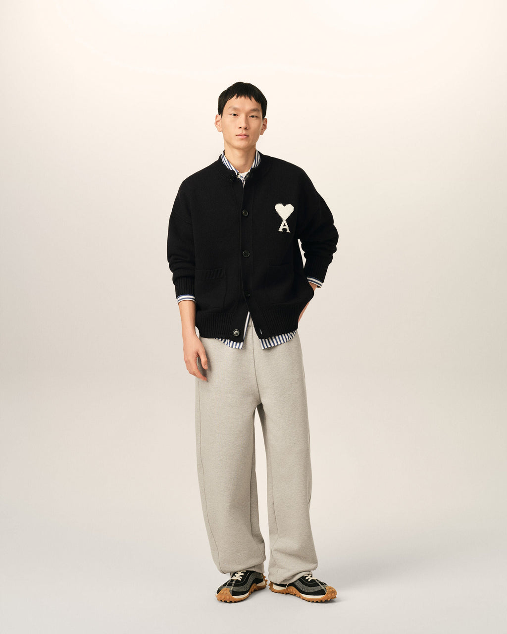 AMI PARIS BLACK CREWNECK WOOL CARDIGAN WITH AMI DE COEUR — vista 3