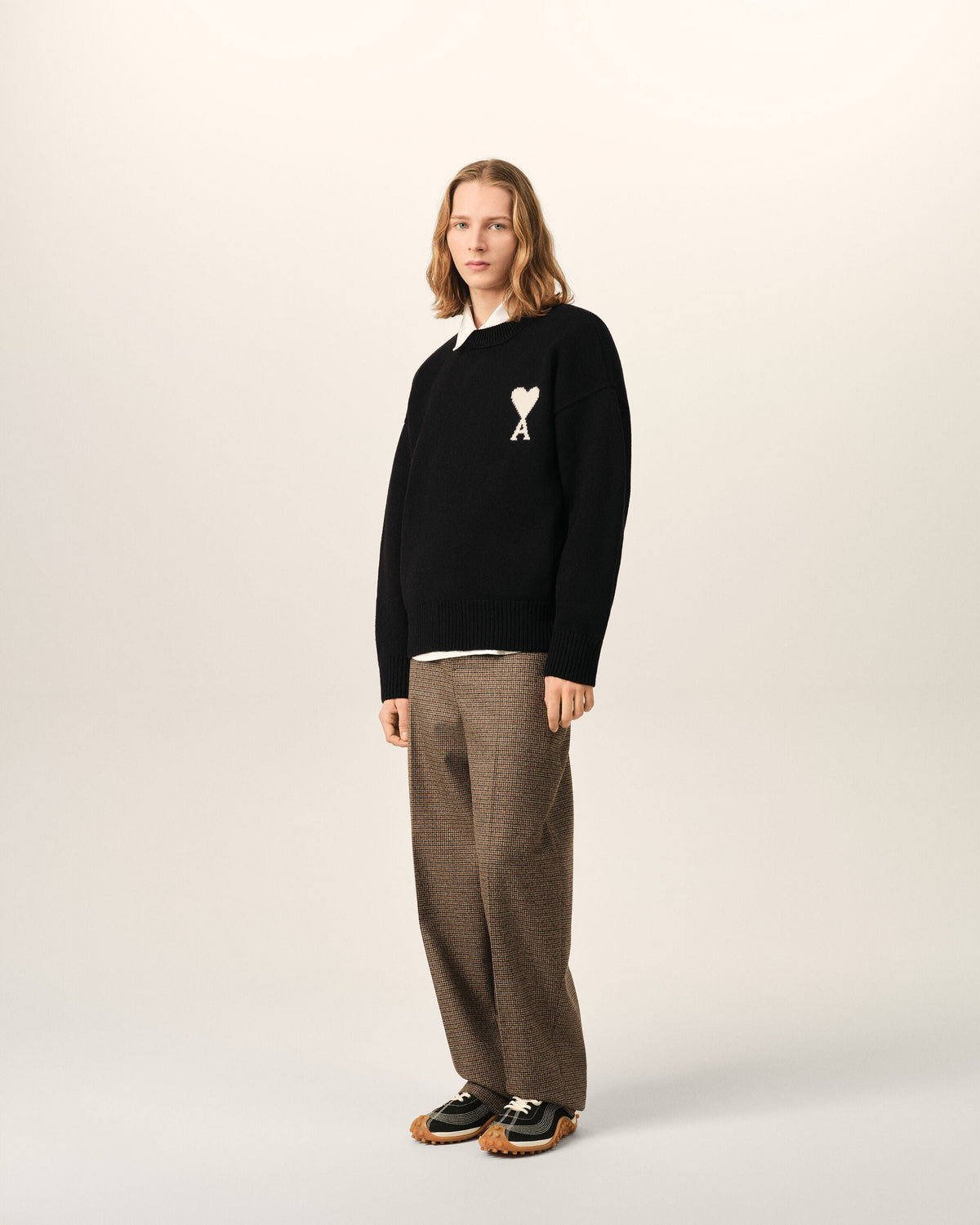 AMI PARIS BLACK CREWNECK WOOL SWEATER WITH AMI DE COEUR — vista 6