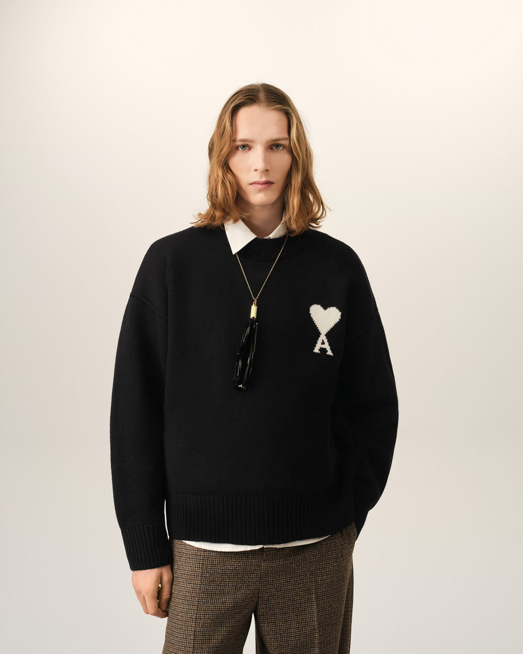 AMI PARIS BLACK CREWNECK WOOL SWEATER WITH AMI DE COEUR — vista 2
