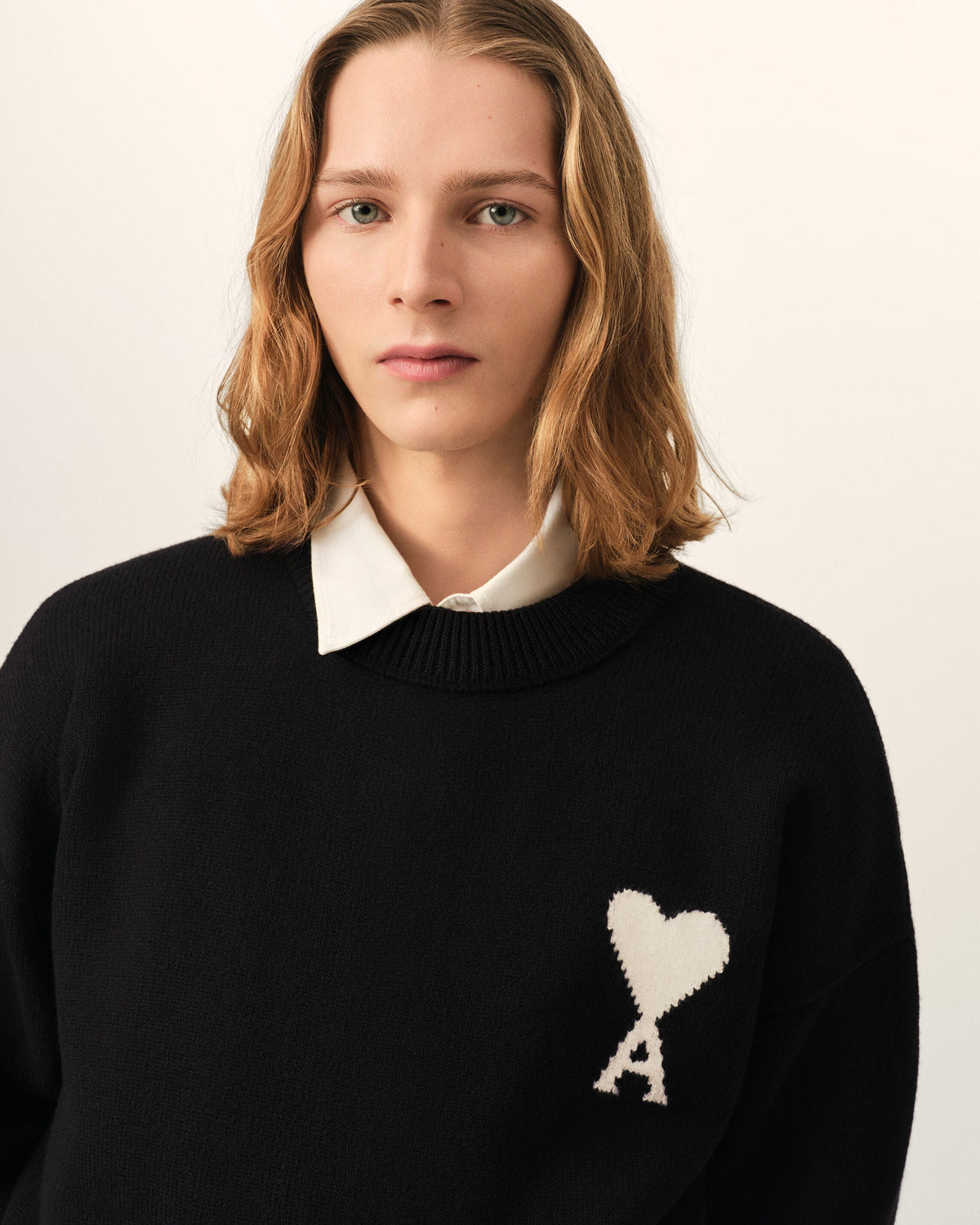 AMI PARIS BLACK CREWNECK WOOL SWEATER WITH AMI DE COEUR — vista 4