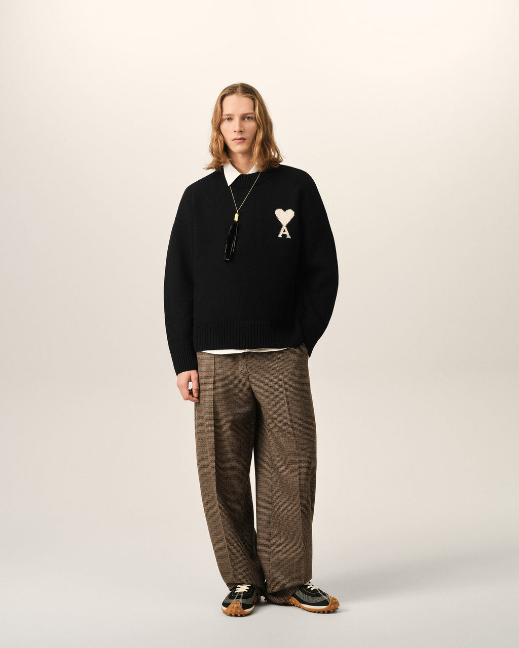 AMI PARIS BLACK CREWNECK WOOL SWEATER WITH AMI DE COEUR — vista 3