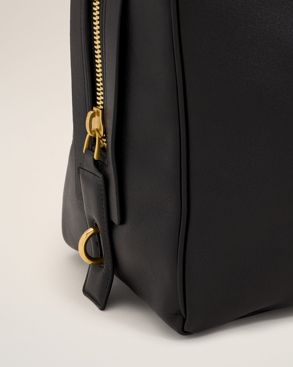 AMI PARIS BLACK COWHIDE LEATHER GEORGES BOWLING BAG — vista 5