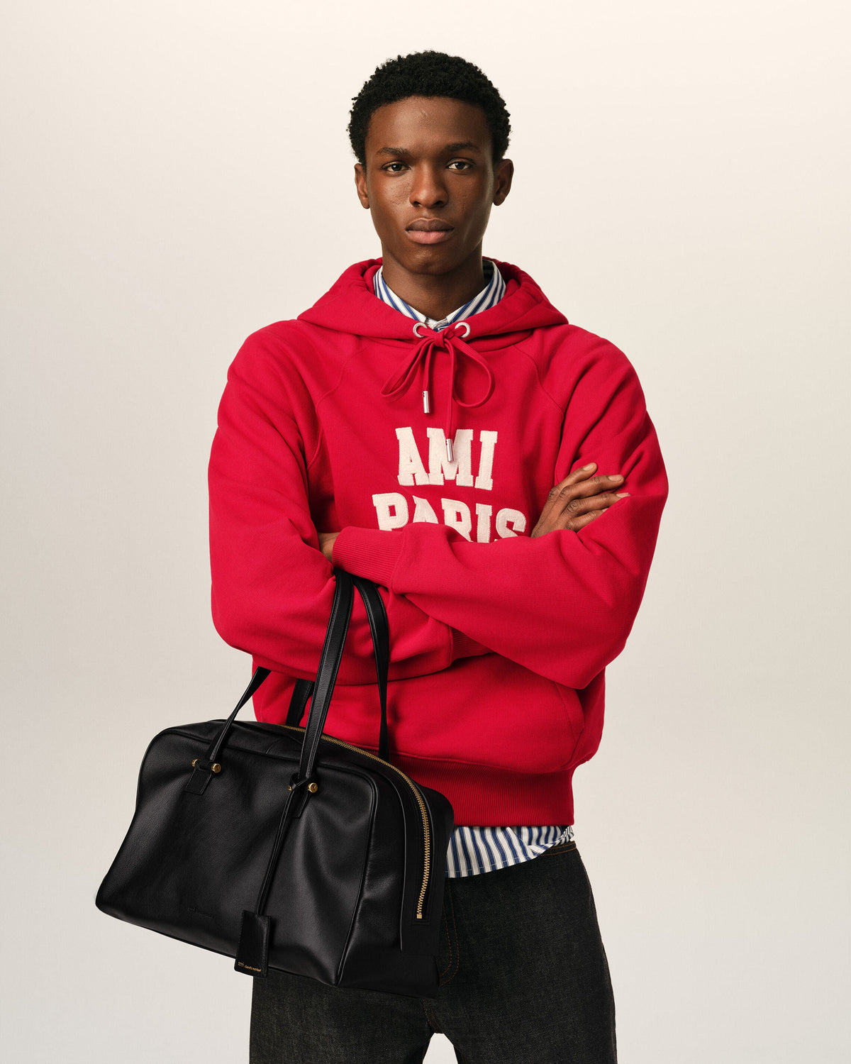 AMI PARIS BLACK COWHIDE LEATHER GEORGES BOWLING BAG — vista 2