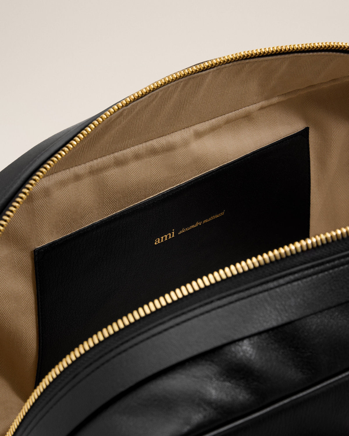 AMI PARIS BLACK COWHIDE LEATHER GEORGES BOWLING BAG — vista 6