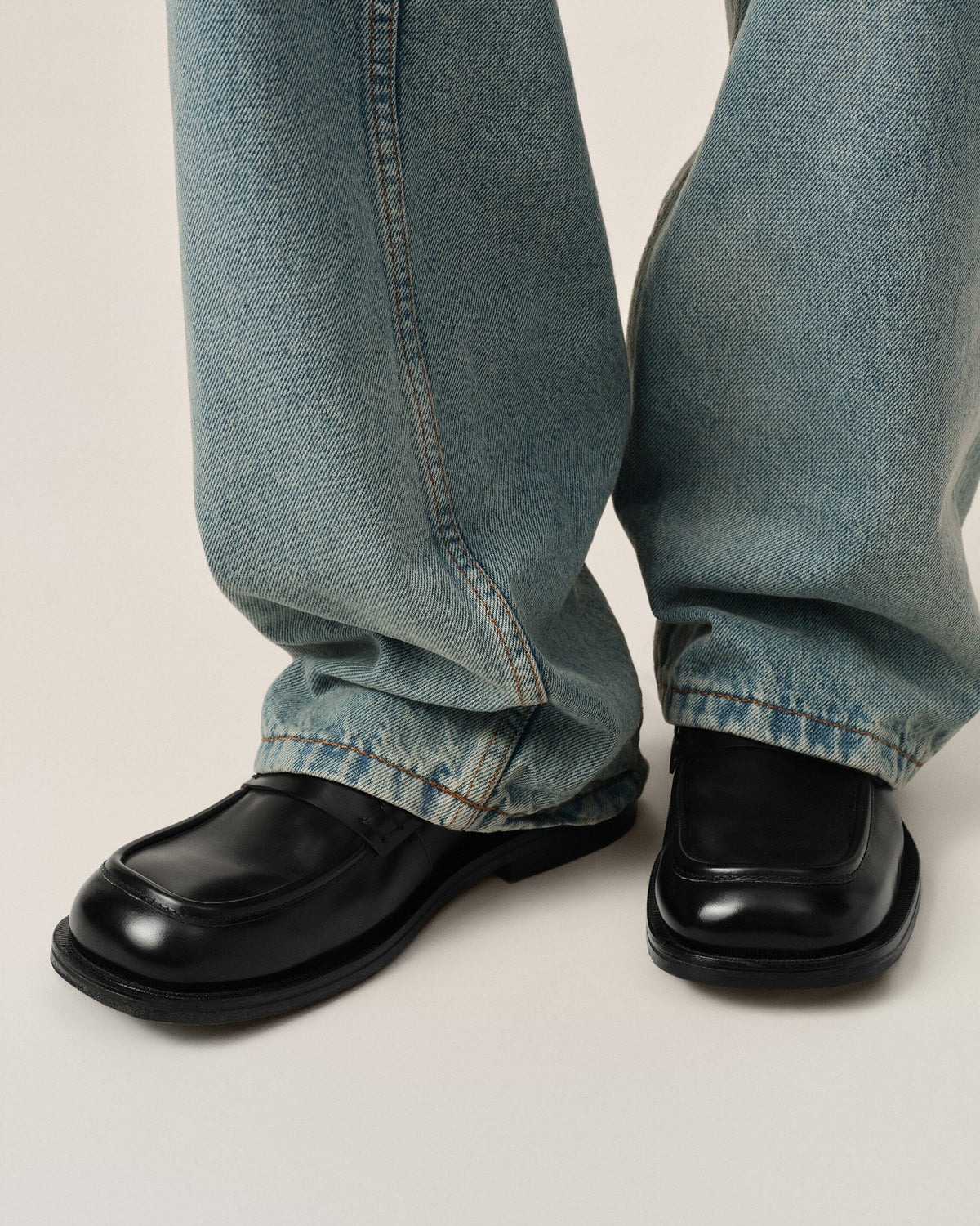 AMI PARIS BLACK COW LEATHER LOAFERS — vista 7