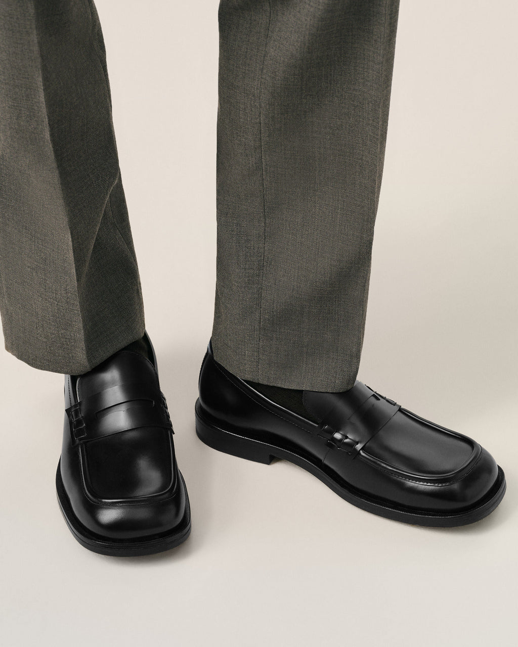 AMI PARIS BLACK COW LEATHER LOAFERS — vista 2