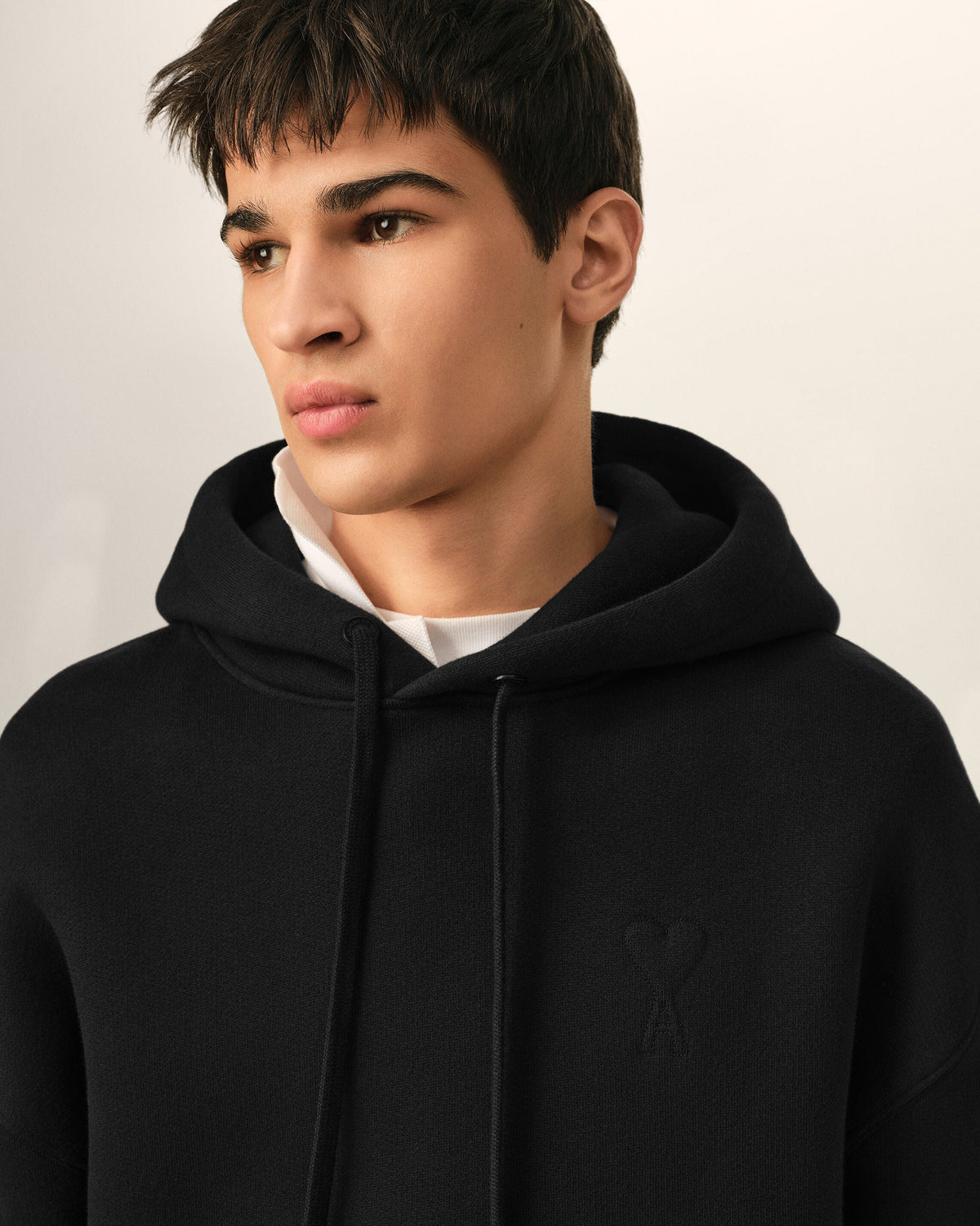 AMI PARIS BLACK COTTON HOODIE WITH EMBOSSED AMI DE COEUR — vista 4