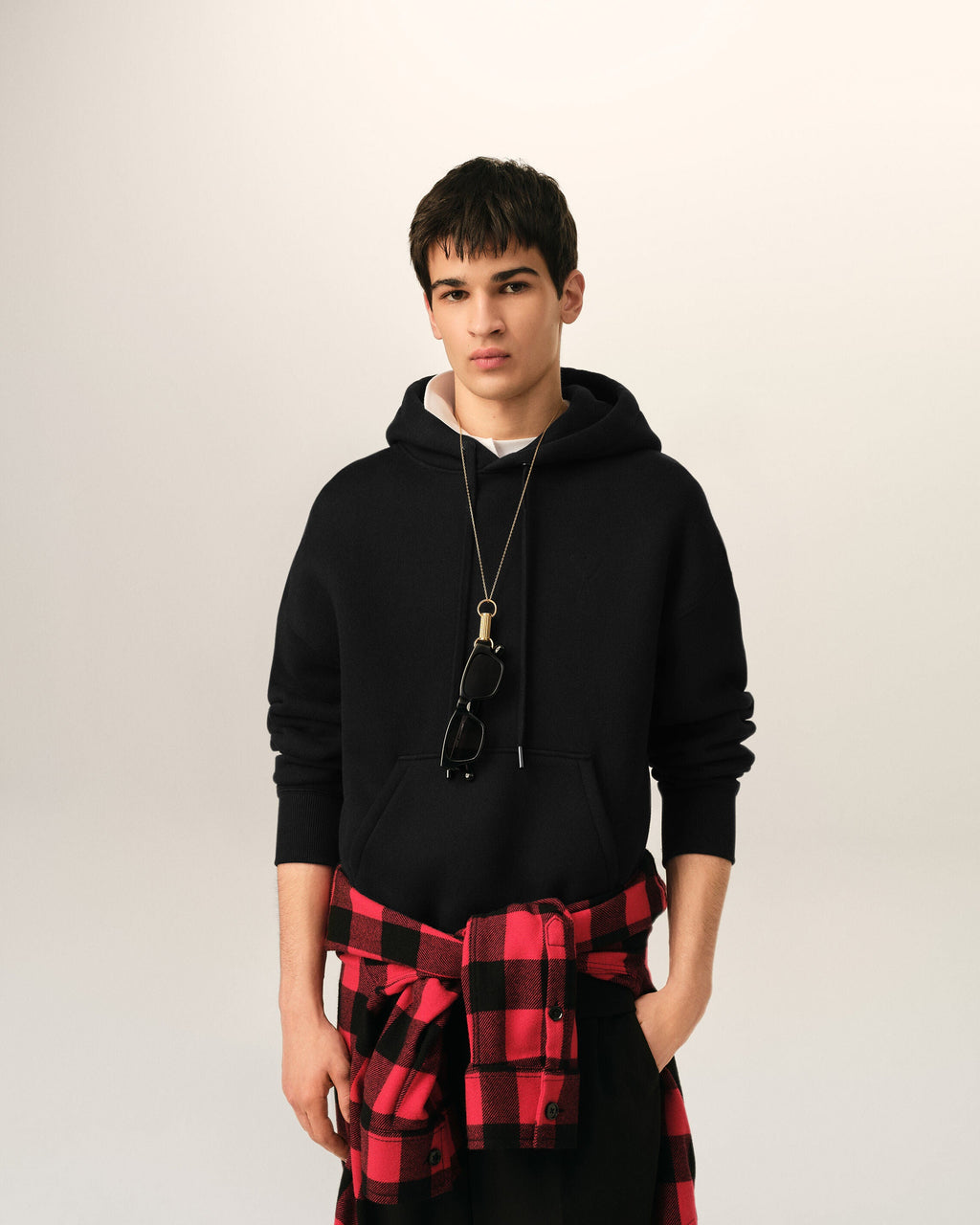 AMI PARIS BLACK COTTON HOODIE WITH EMBOSSED AMI DE COEUR — vista 2