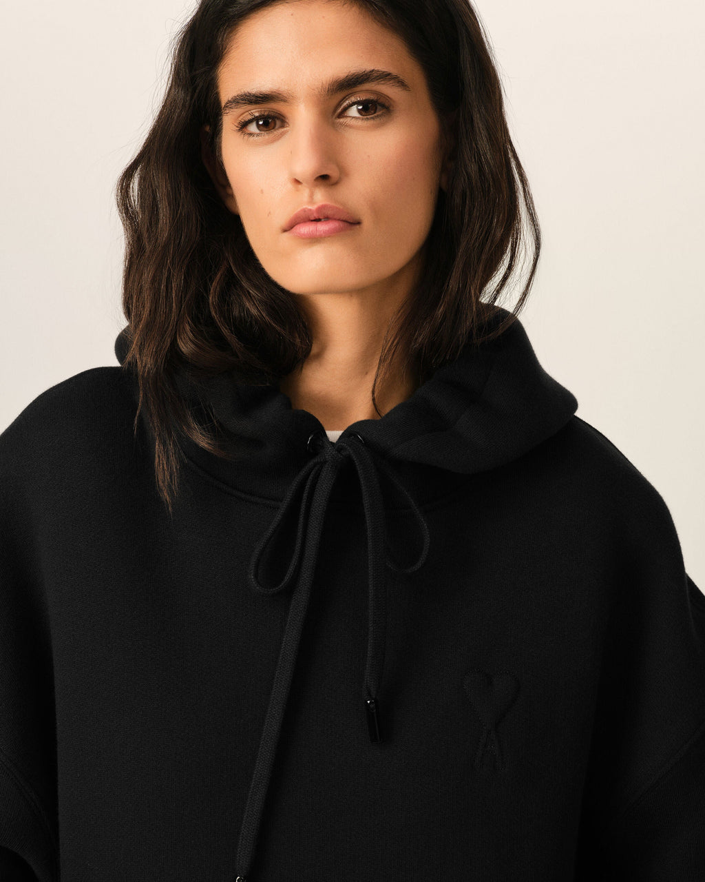 AMI PARIS BLACK COTTON HOODIE WITH EMBOSSED AMI DE COEUR — vista 10