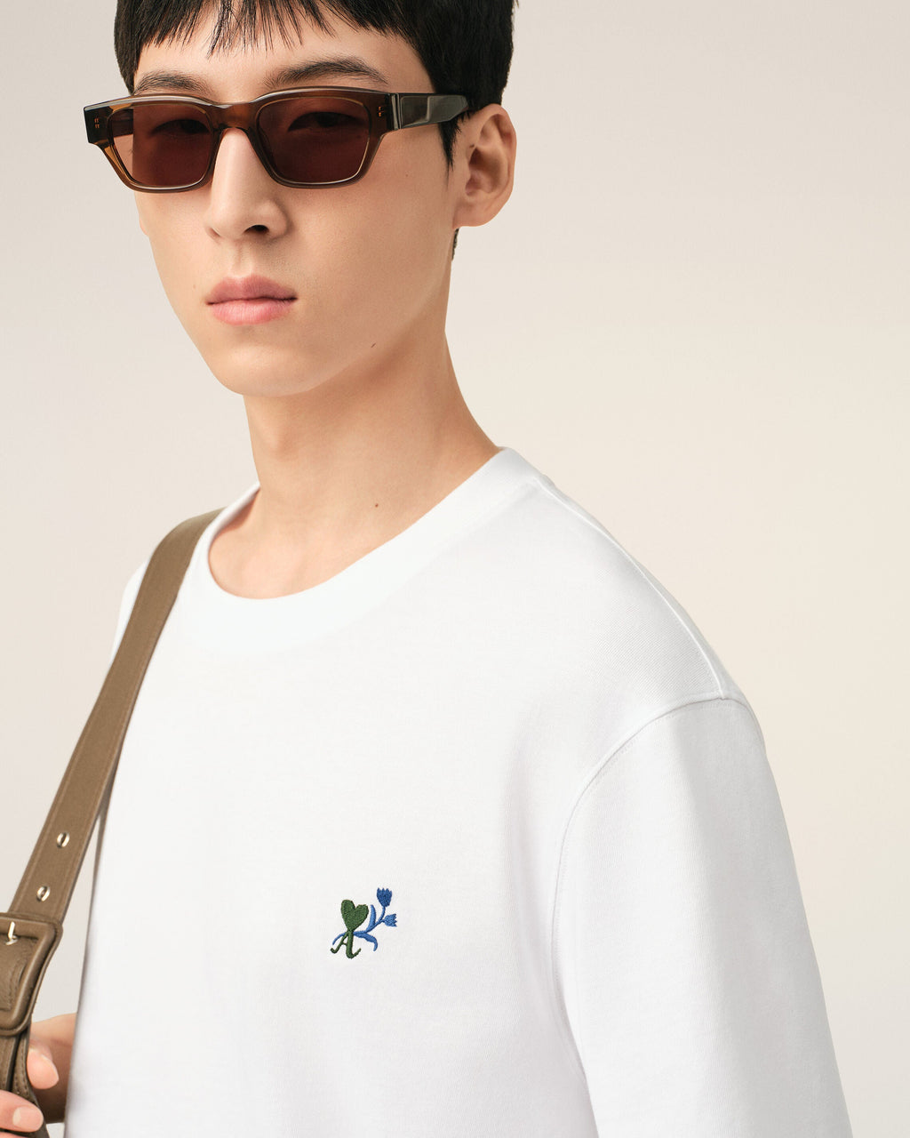 AMI PARIS WHITE COTTON T-SHIRT WITH AMI DE COEUR TULIP — vista 4