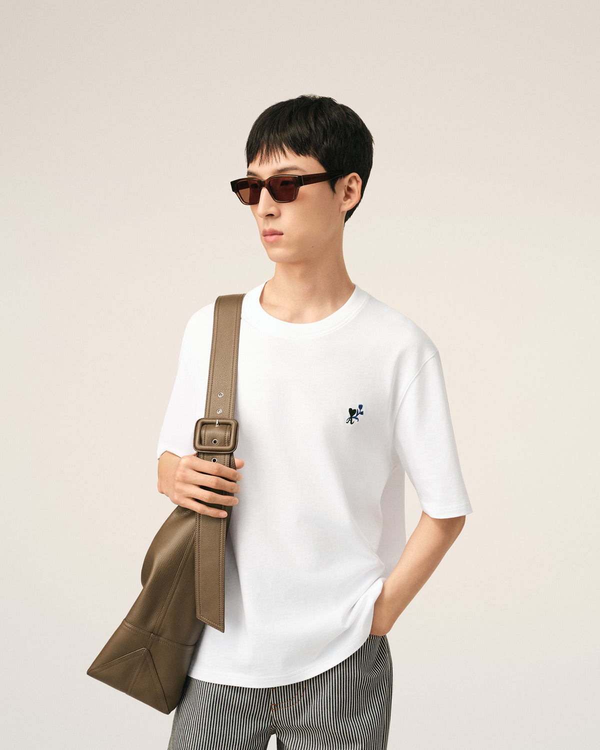 AMI PARIS WHITE COTTON T-SHIRT WITH AMI DE COEUR TULIP — vista 2