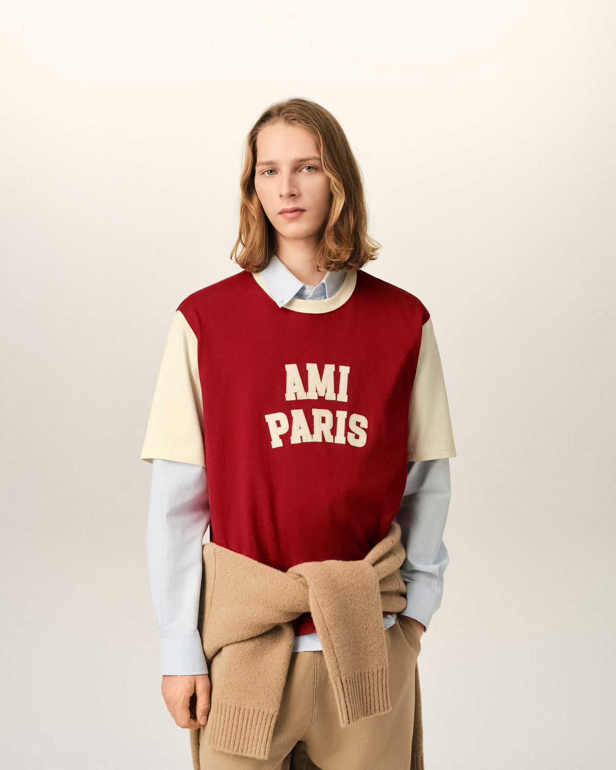 AMI PARIS RED COTTON T-SHIRT WITH AMI PARIS EMBROIDERY — vista 2