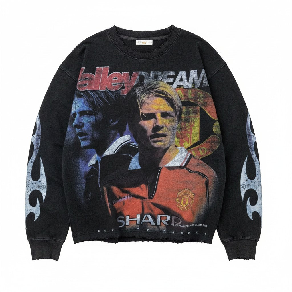 Sudadera negra de manga larga The Hype Company con estampado gráfico de futbolista y detalles de llamas en las mangas.