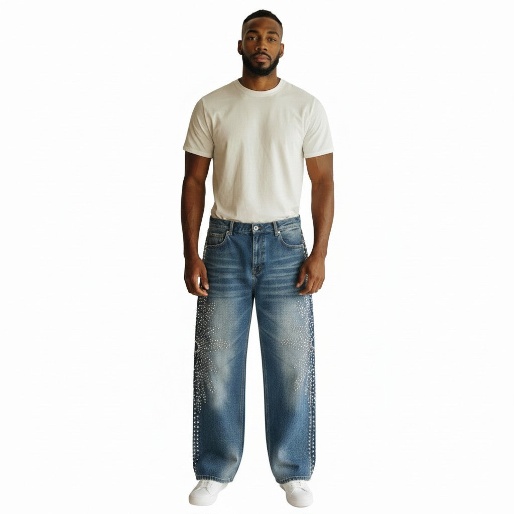 Modelo vistiendo jeans azules The Hype Company Valley Sirens con detalles de brillantes y corte holgado