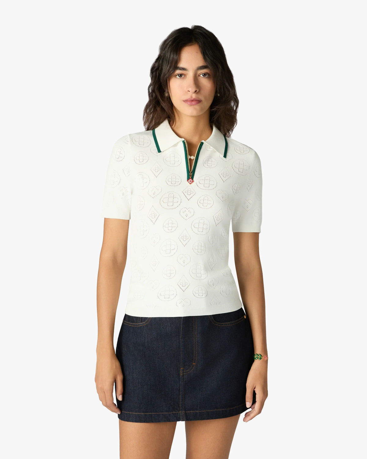 CASABLANCA WHITE POINTELLE MONOGRAM SHORT SLEEVE CROPPED POLO SHIRT — vista 4