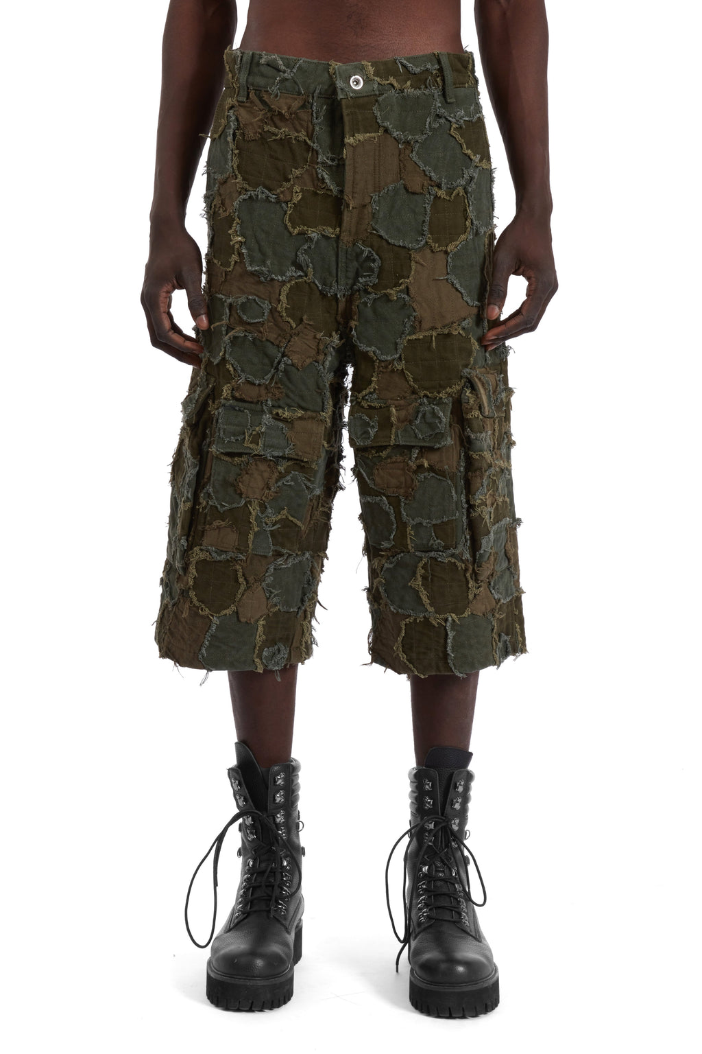 WHO DECIDES WAR FIELD CAMO CARGO SHORT — vista 3