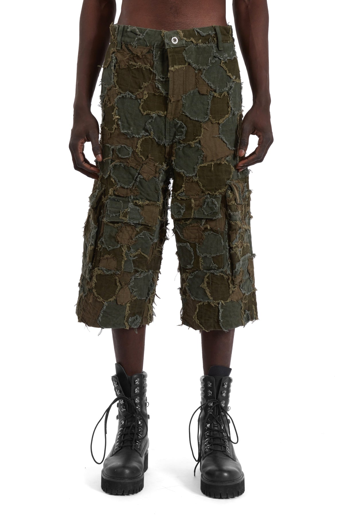 WHO DECIDES WAR FIELD CAMO CARGO SHORT — vista 3