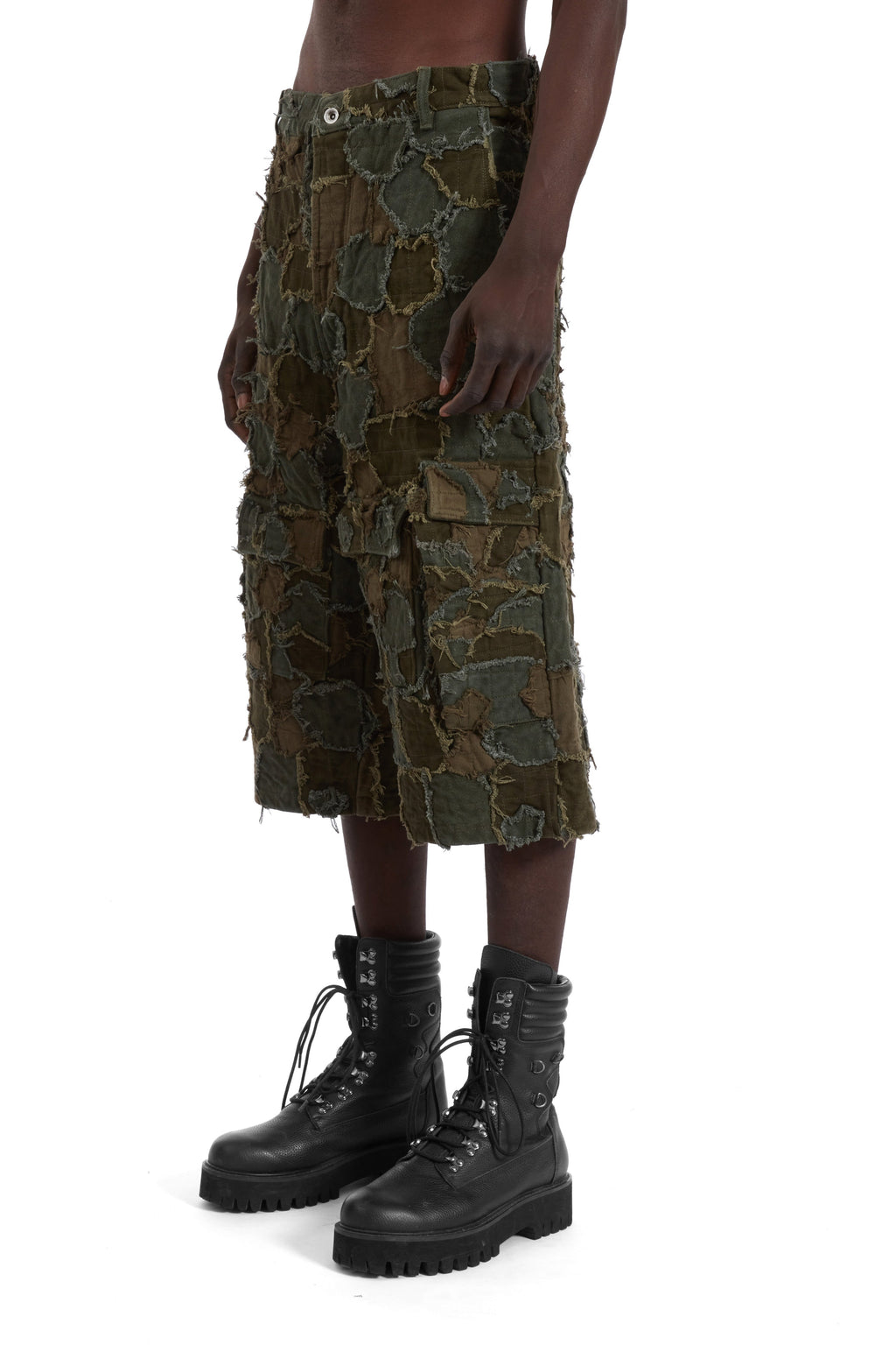 WHO DECIDES WAR FIELD CAMO CARGO SHORT — vista 4
