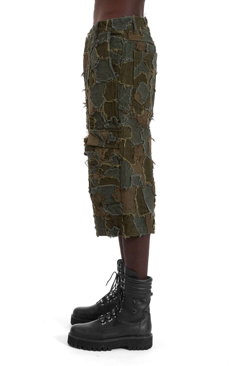 WHO DECIDES WAR FIELD CAMO CARGO SHORT — vista 5