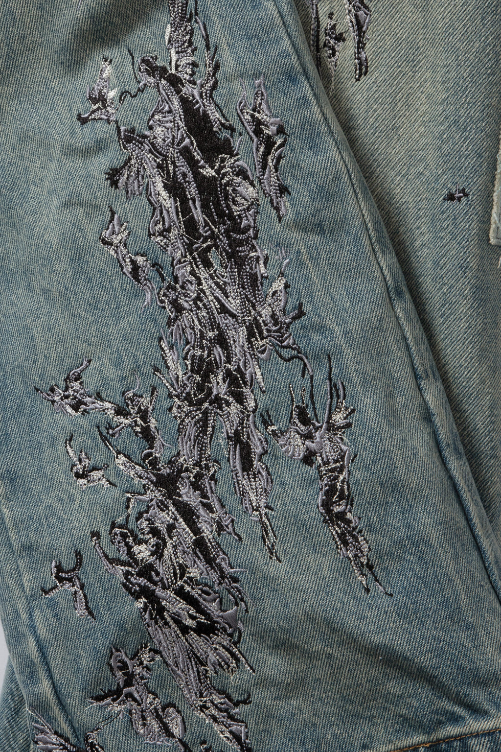 WHO DECIDES WAR SCRATCHED DENIM — vista 2