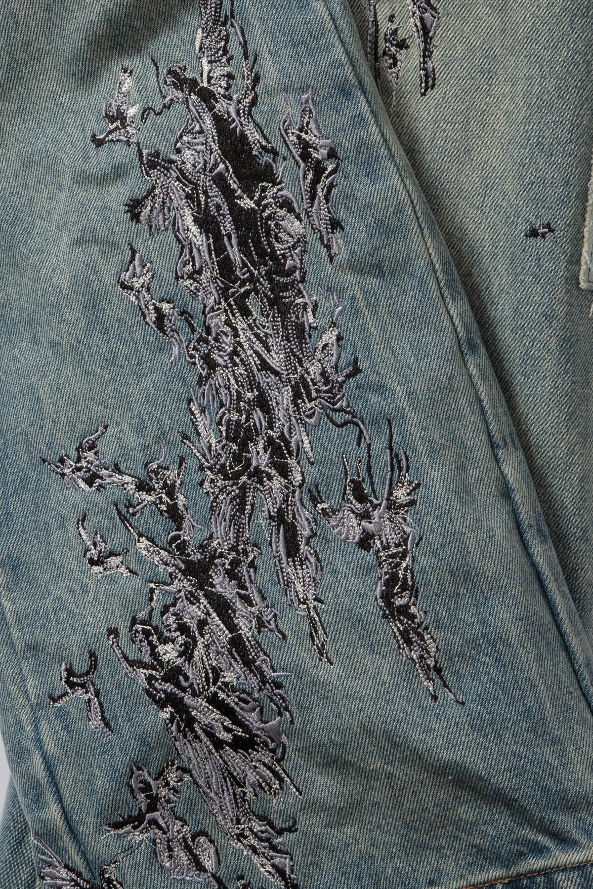 WHO DECIDES WAR SCRATCHED DENIM — vista 2