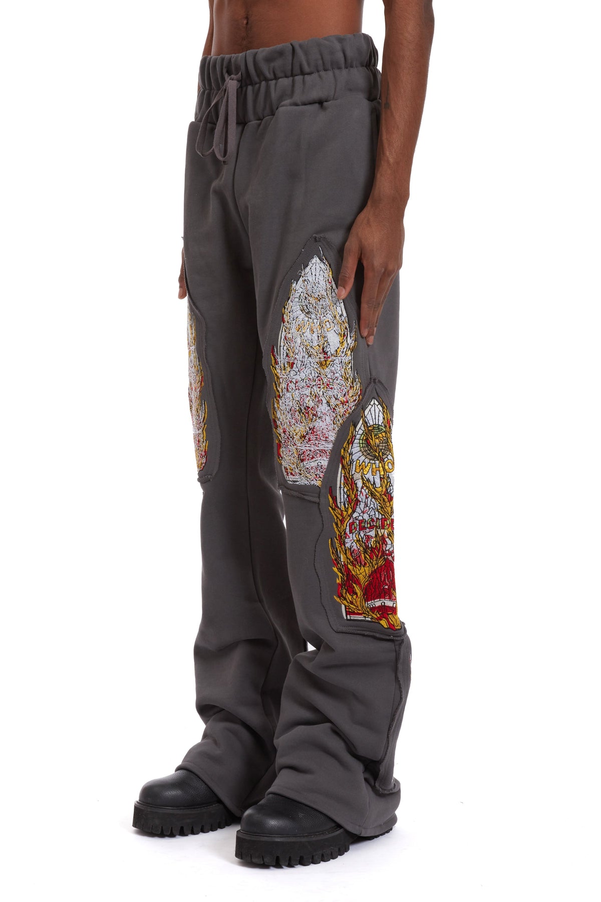 WHO DECIDES WAR TRIPLE FLAME GLASS SWEATPANTS — vista 4