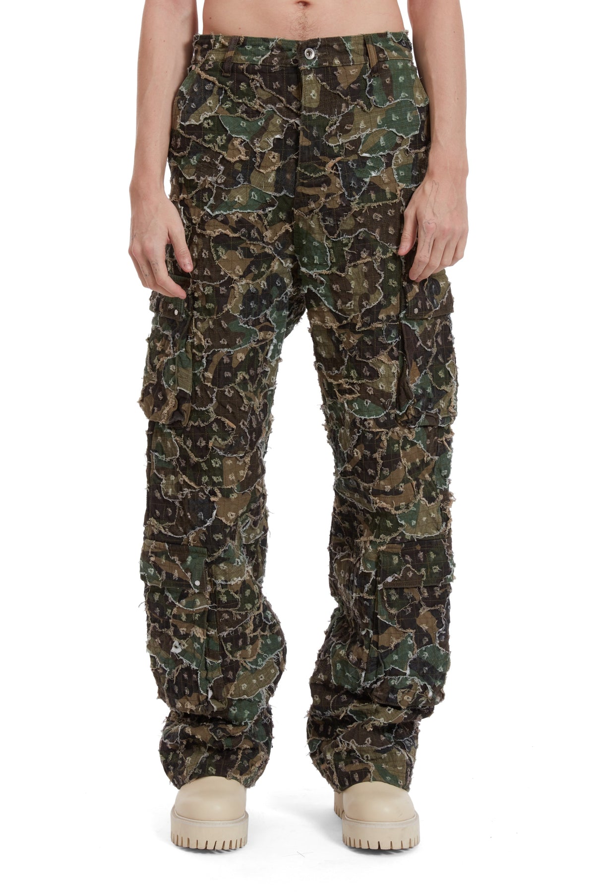 WHO DECIDES WAR MICRO DISTRESSED CARGO PANT — vista 3