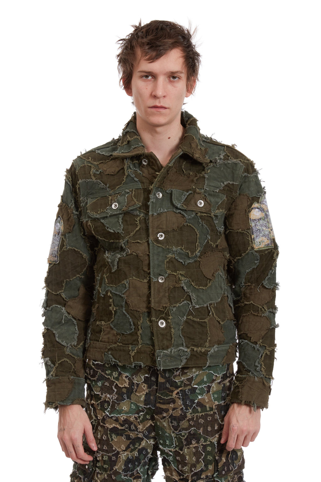 WHO DECIDES WAR FIELD CAMO TRUCKER JACKET — vista 3