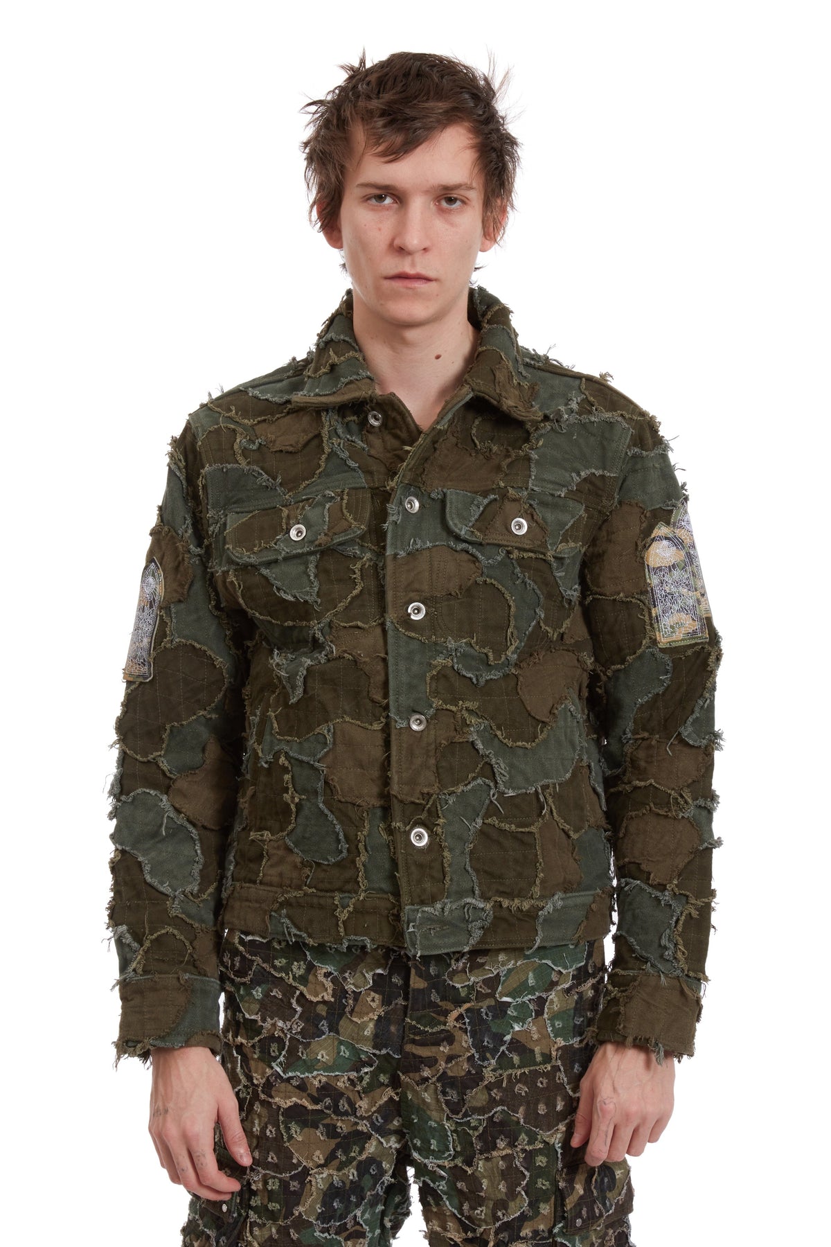WHO DECIDES WAR FIELD CAMO TRUCKER JACKET — vista 3