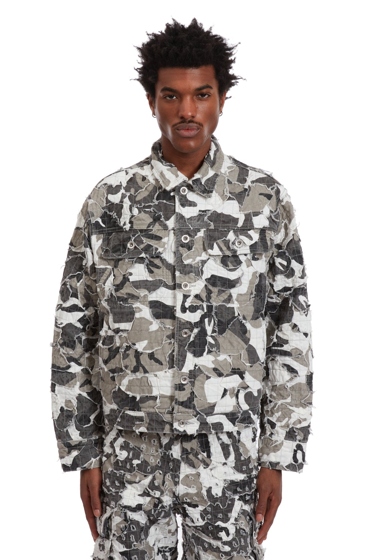 WHO DECIDES WAR CAMO TRUCKER JACKET — vista 3
