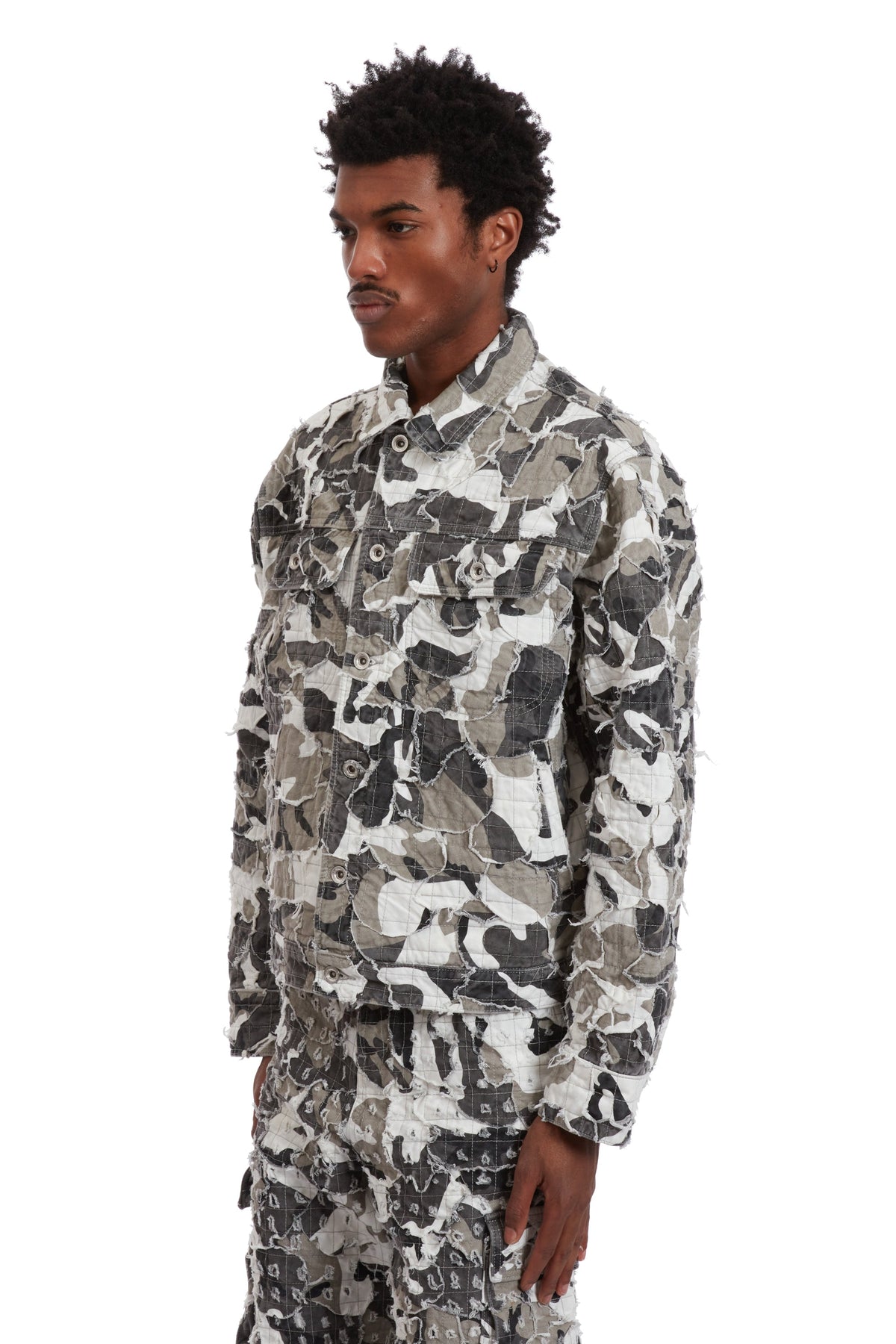 WHO DECIDES WAR CAMO TRUCKER JACKET — vista 4