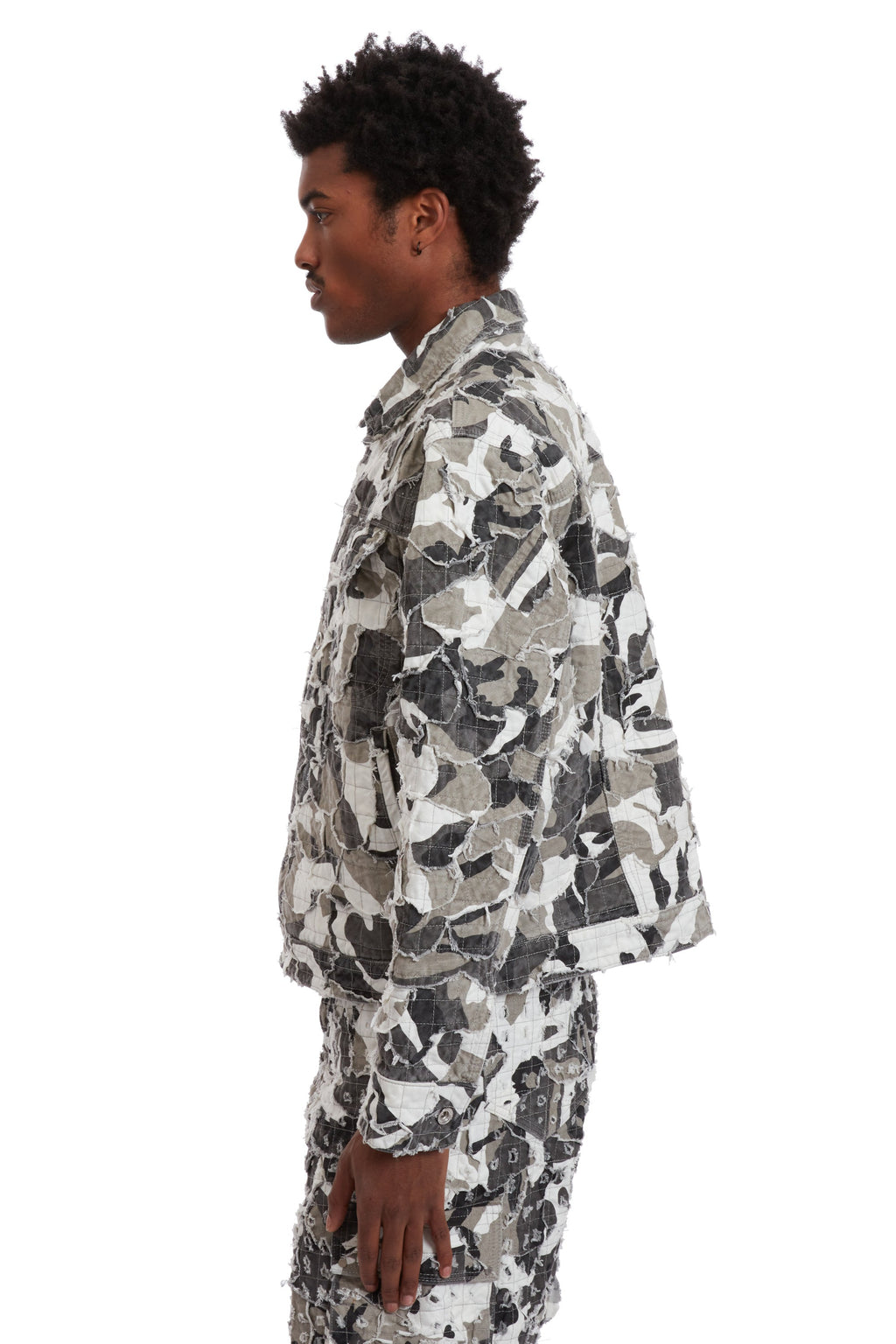 WHO DECIDES WAR CAMO TRUCKER JACKET — vista 5