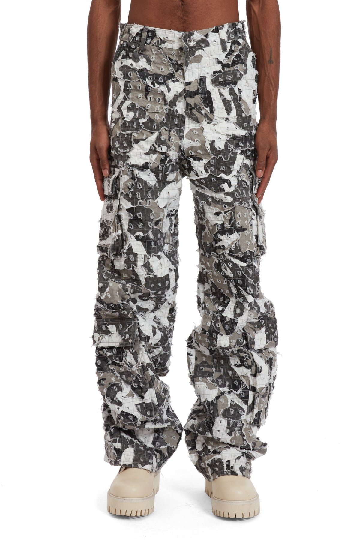 WHO DECIDES WAR MICRO DISTRESSED CARGO PANT — vista 3