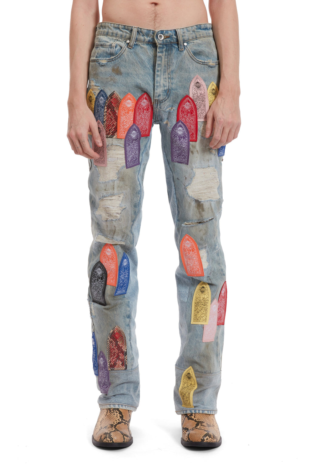 WHO DECIDES WAR PATCH ARCHED REPAIRED DISTRESSED DENIM — vista 3