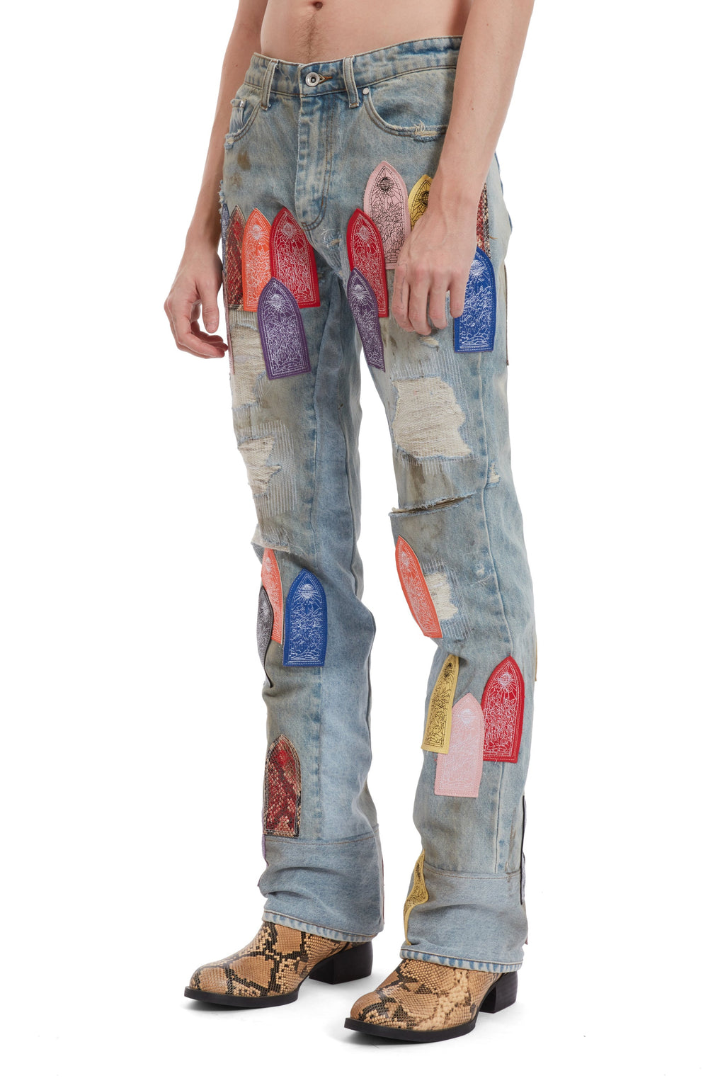 WHO DECIDES WAR PATCH ARCHED REPAIRED DISTRESSED DENIM — vista 4