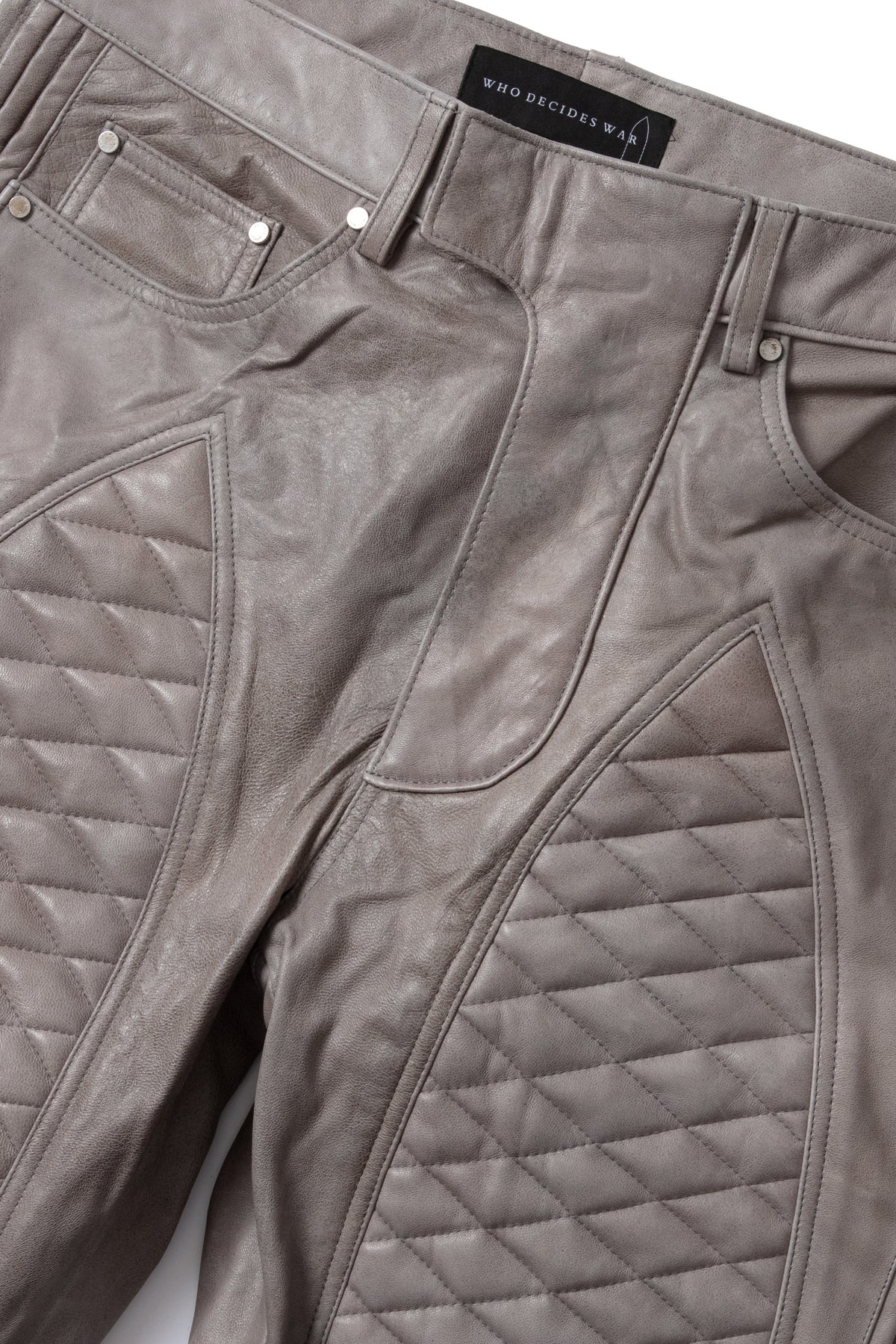 WHO DECIDES WAR PLEATED MOTO — vista 2