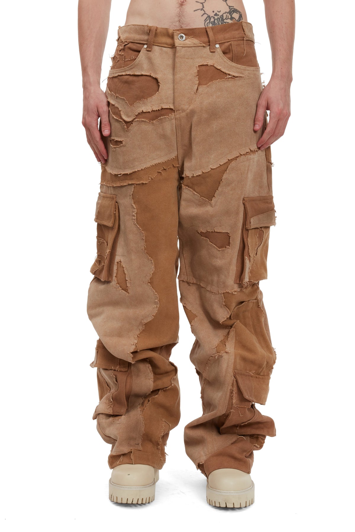 WHO DECIDES WAR UNEARTHED CARGOS — vista 3