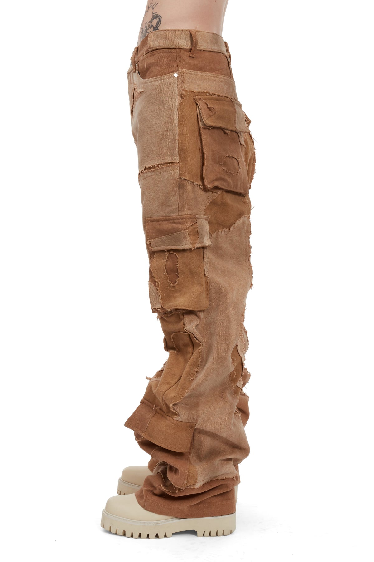 WHO DECIDES WAR UNEARTHED CARGOS — vista 5