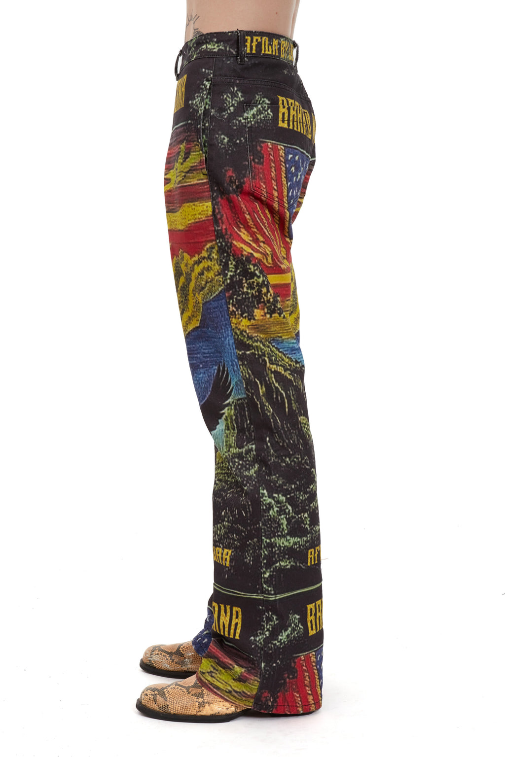 WHO DECIDES WAR FILM TROUSERS — vista 5