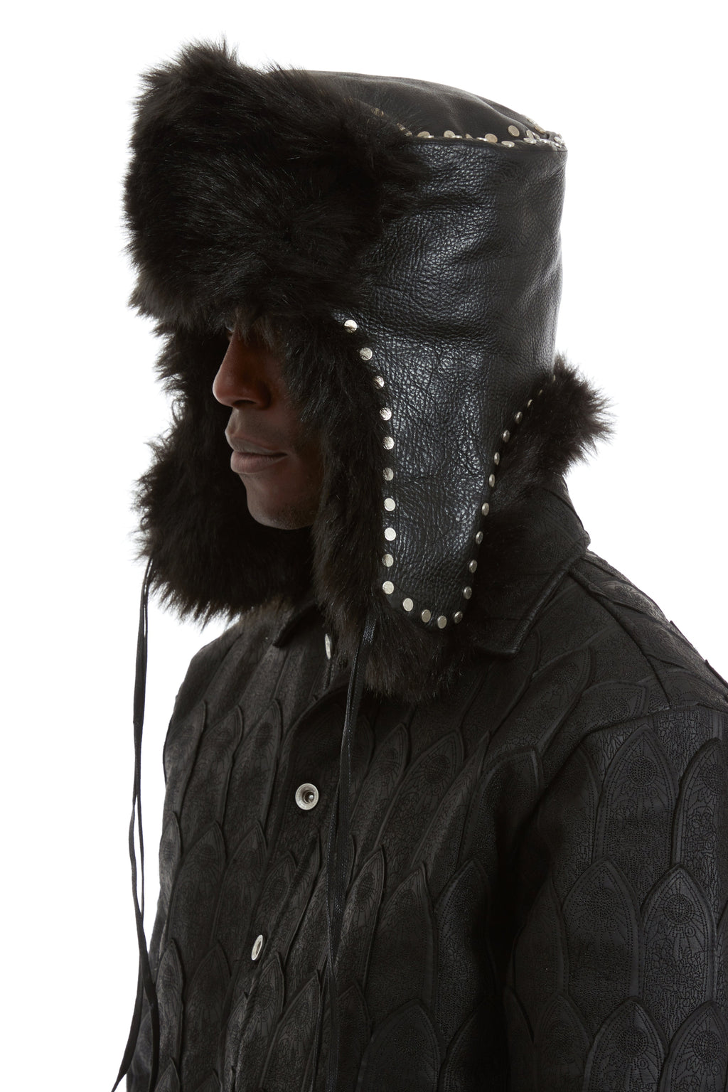 WHO DECIDES WAR STUDDED TRAPPER — vista 4