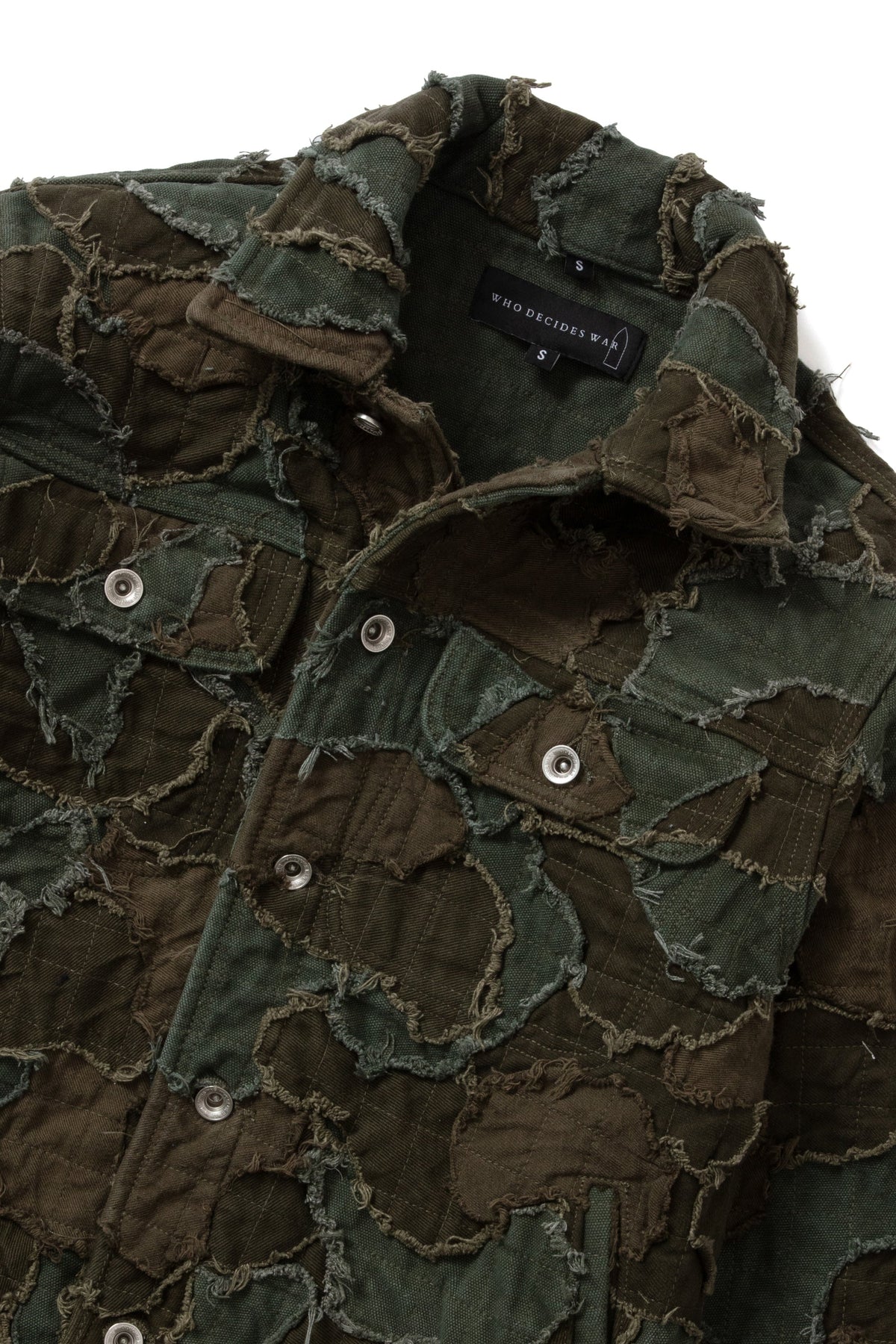WHO DECIDES WAR FIELD CAMO TRUCKER JACKET — vista 2