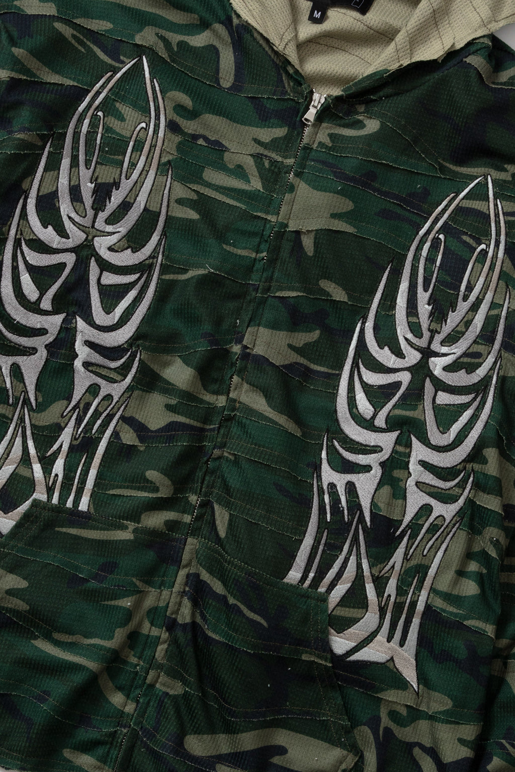 WHO DECIDES WAR WINGED WAVELENGTH CAMO ZIP UP HOODIE — vista 2